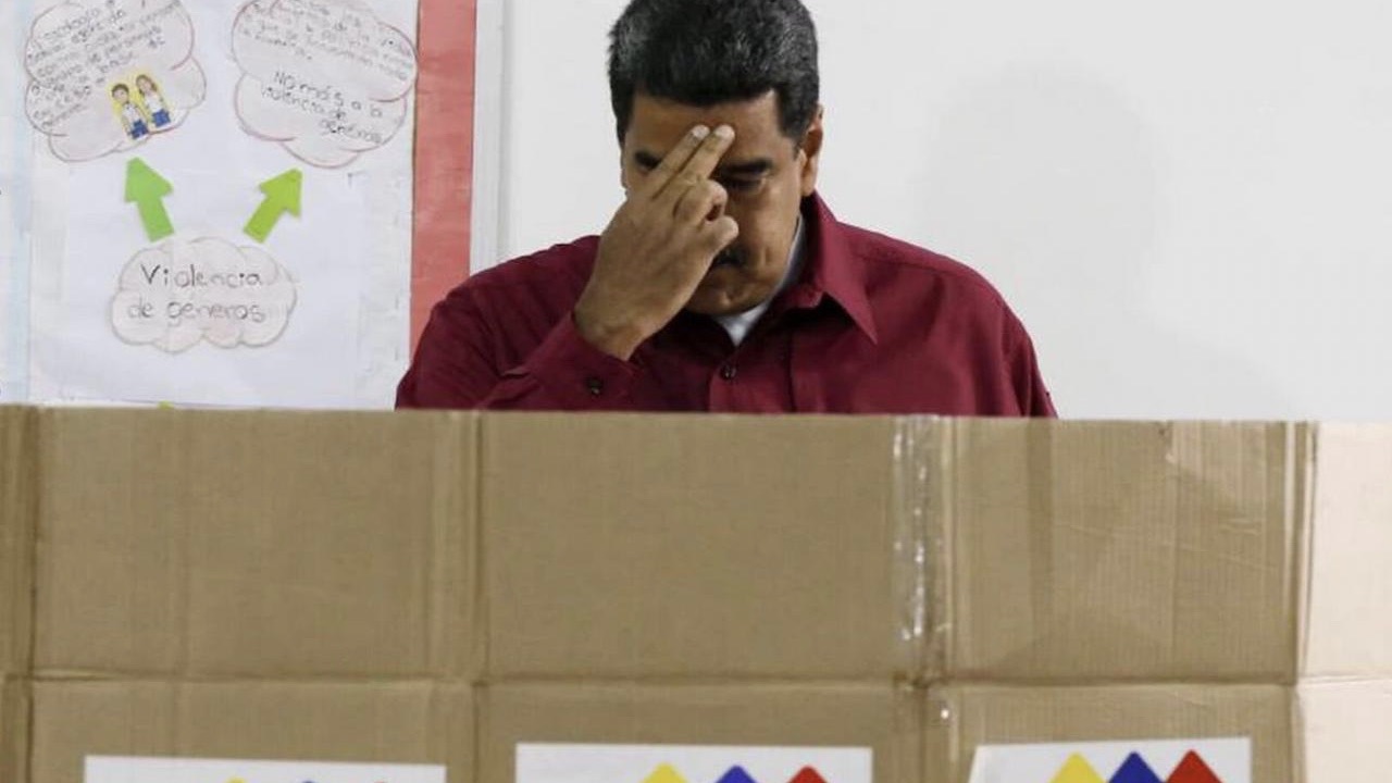 Nicolás Maduro se santigua antes de votar.