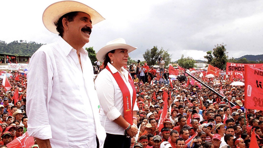 Manuel Zelaya y Xiomara Castro en un mitin político en Honduras.