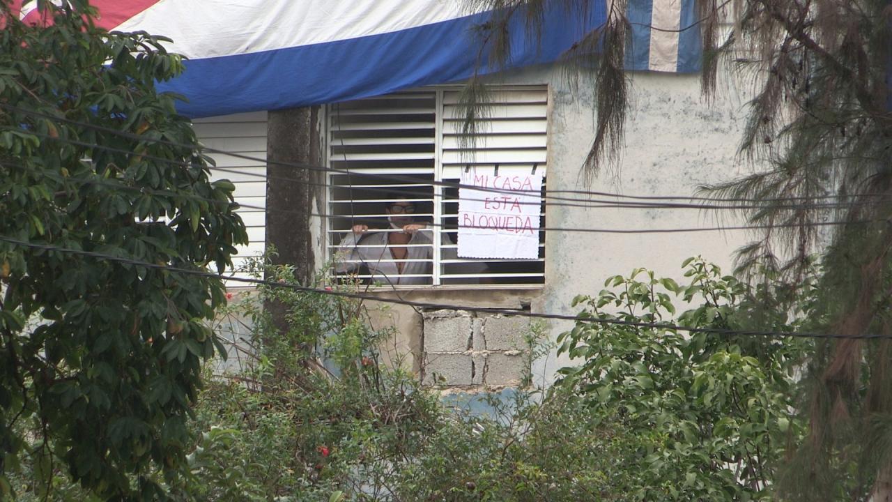 El sitio paramilitar a la casa de Yunior García el domingo 14 de noviembre.