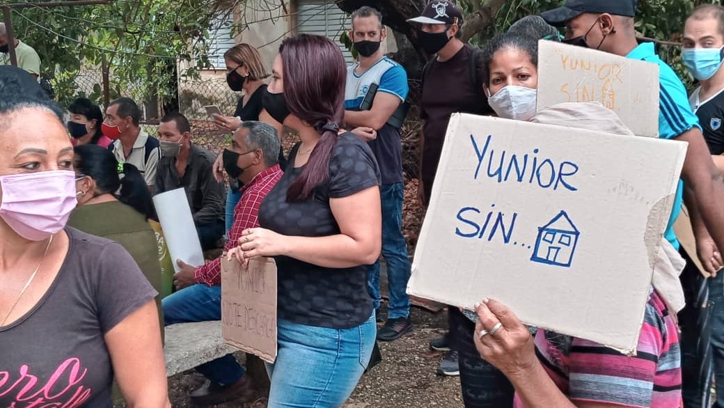 Paramilitares y funcionarios convocados para el acto de repudio ante la vivienda de Yunior García el 14 de noviembre.