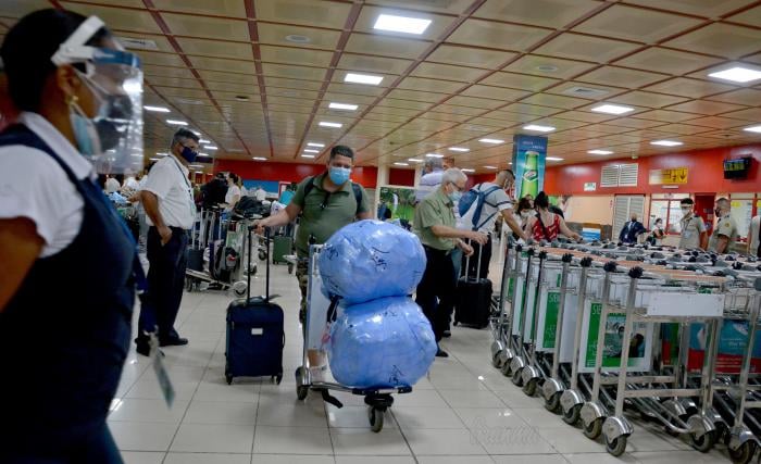 Pasajeros con equipajes a su llegada al aeropuerto de La Habana.