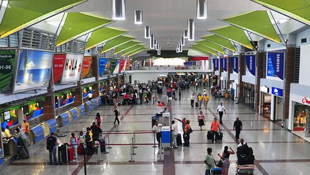 Salón de salidas del Aeropuerto Internacional de Las Américas, de Santo Domingo.