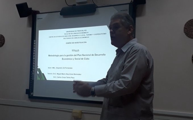 El ministro de Economía y Planificación cubano, Alejandro Gil, durante la presentación del tema de su tesis doctoral.