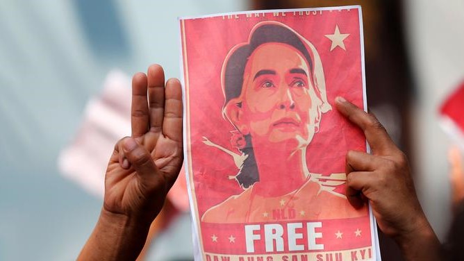 Un cartel en una manifestación a favor de Aung San Suu Kyi.
