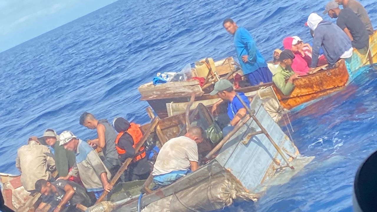 Migrantes cubanos en alta mar interceptados por guardacostas de EEUU.