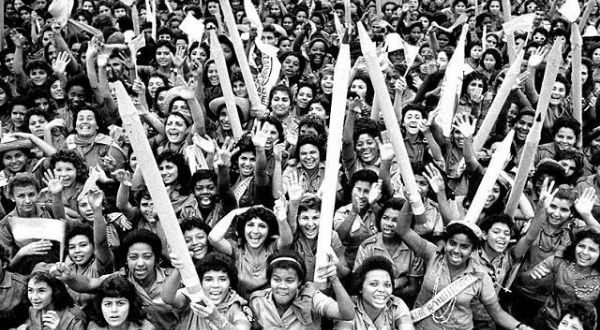 Jóvenes alfabetizadores cubanos en la Plaza de la Revolución, La Habana, 1961.