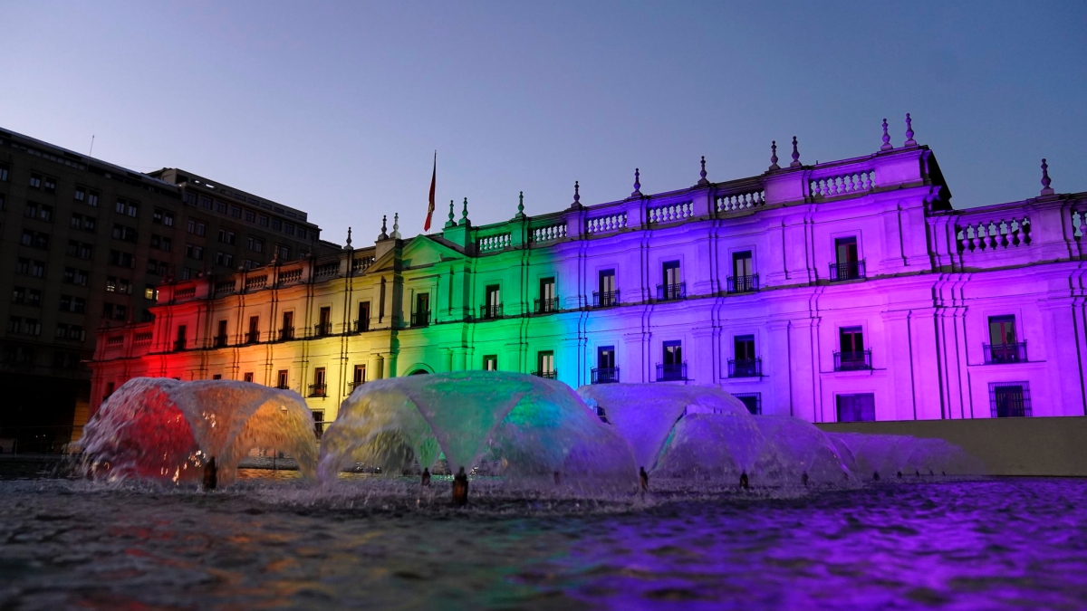 El Palacio de la Moneda de Chile, iluminado con los colores de la bandera LGTBI.