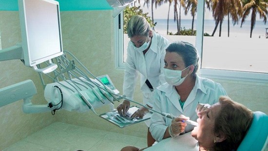 Una turista recibe atención dental en el centro integral se salud de playa Santa Lucía, Camagüey.