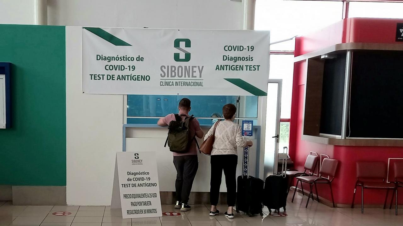 Puesto de venta del servicio de diagnóstico de Covid-19 en el Aeropuerto Internacional José Martí de La Habana.