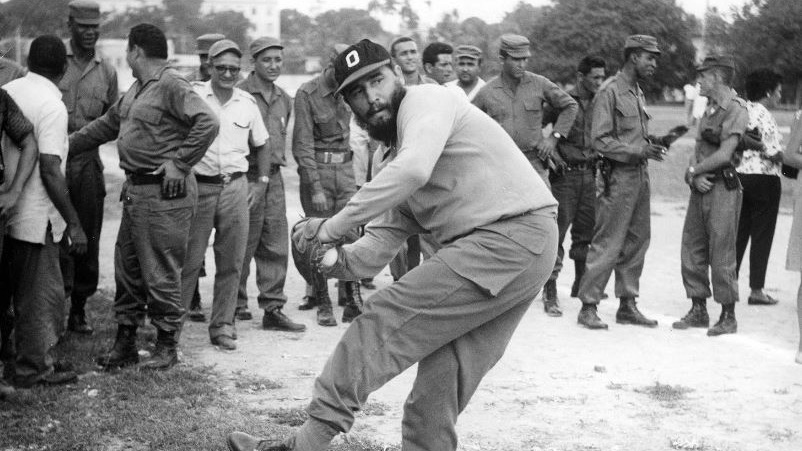 Inicios de la Revolución. Fidel Castro practica su deficiente 'wind up', en el que enseña la bola a un potencial bateador.