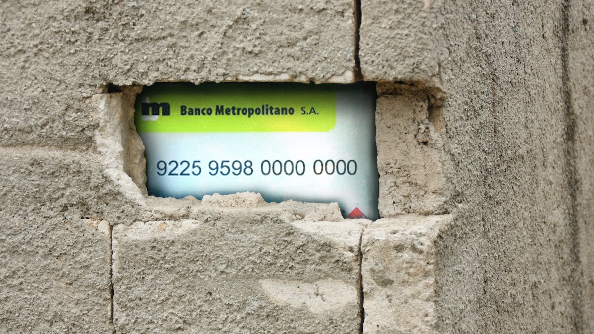 Una tarjeta bancaria incrustada en una pared en La Habana.