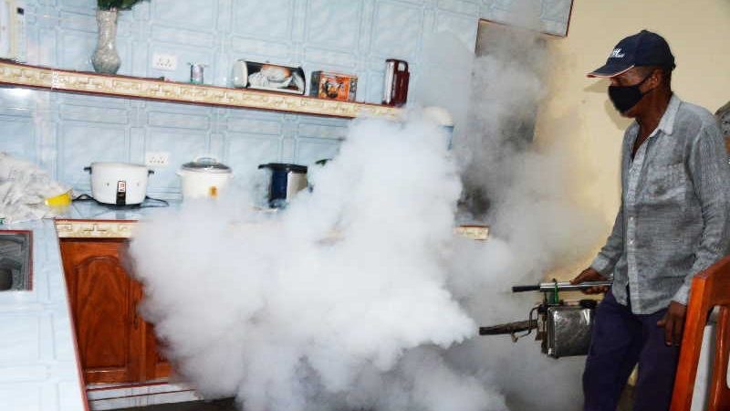 Fumigación contra los mosquitos en Cuba. 