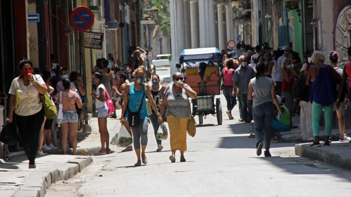 Mujeres en una calle de La Habana, Cuba.