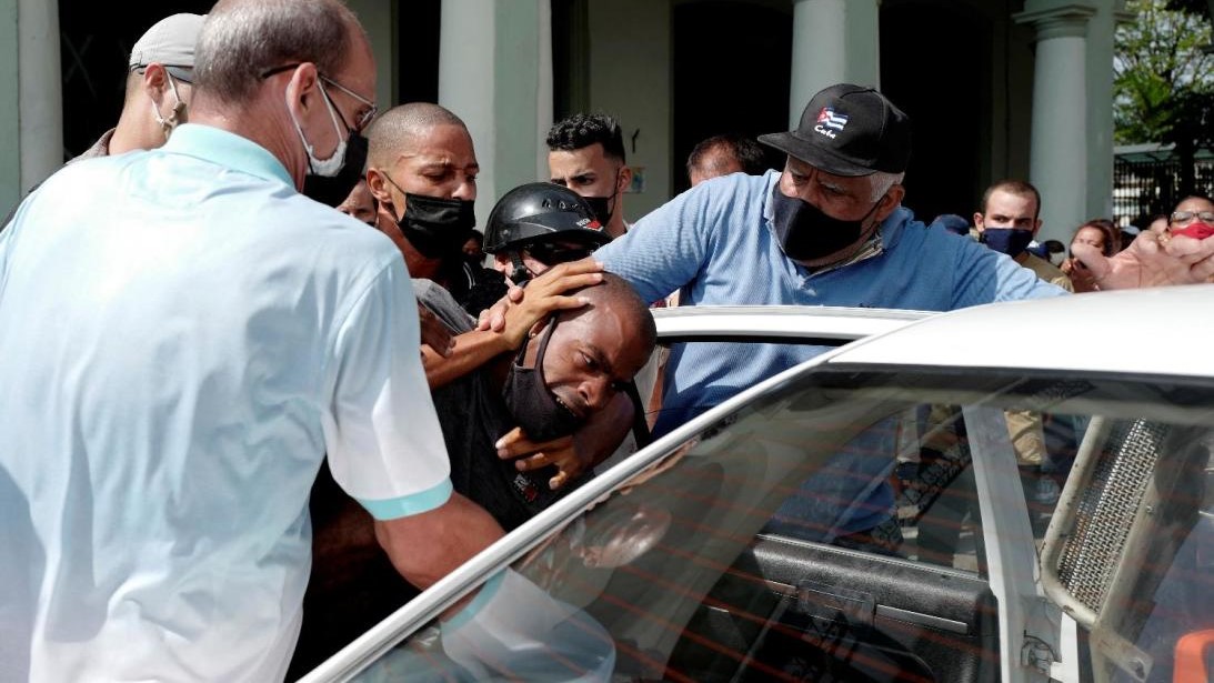 Detención de un manifestante el 11J en La Habana.