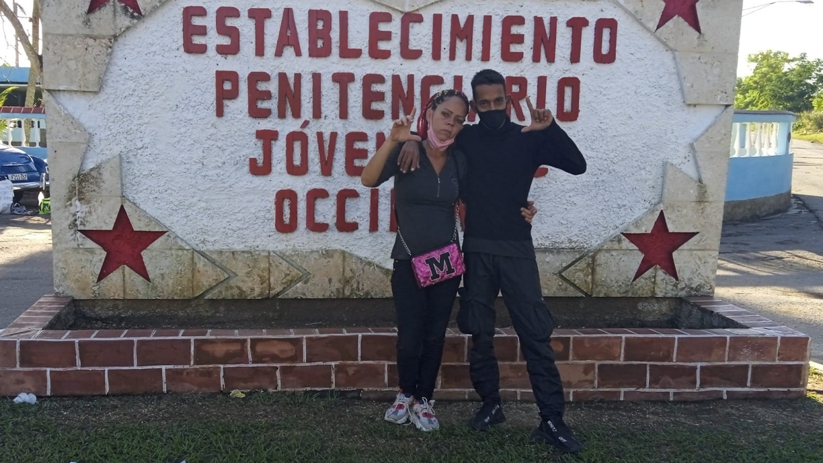 Bárbara Farrat, frente a la prisión donde está detenido su hijo.