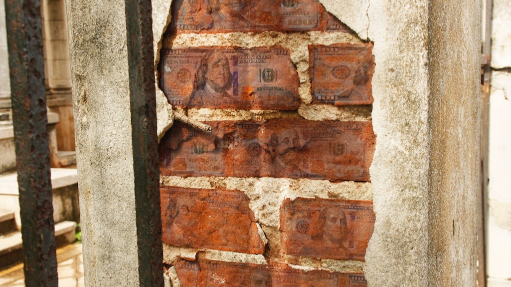 Imágenes de dólares en un muro derruido de La Habana.
