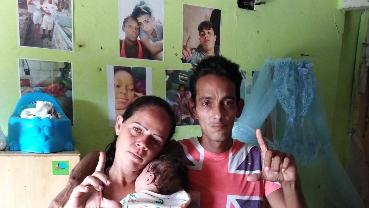 Bárbara Farrat, madre del adolescente cubano preso Jonathan Torres Farrat, con su nieto en brazos.