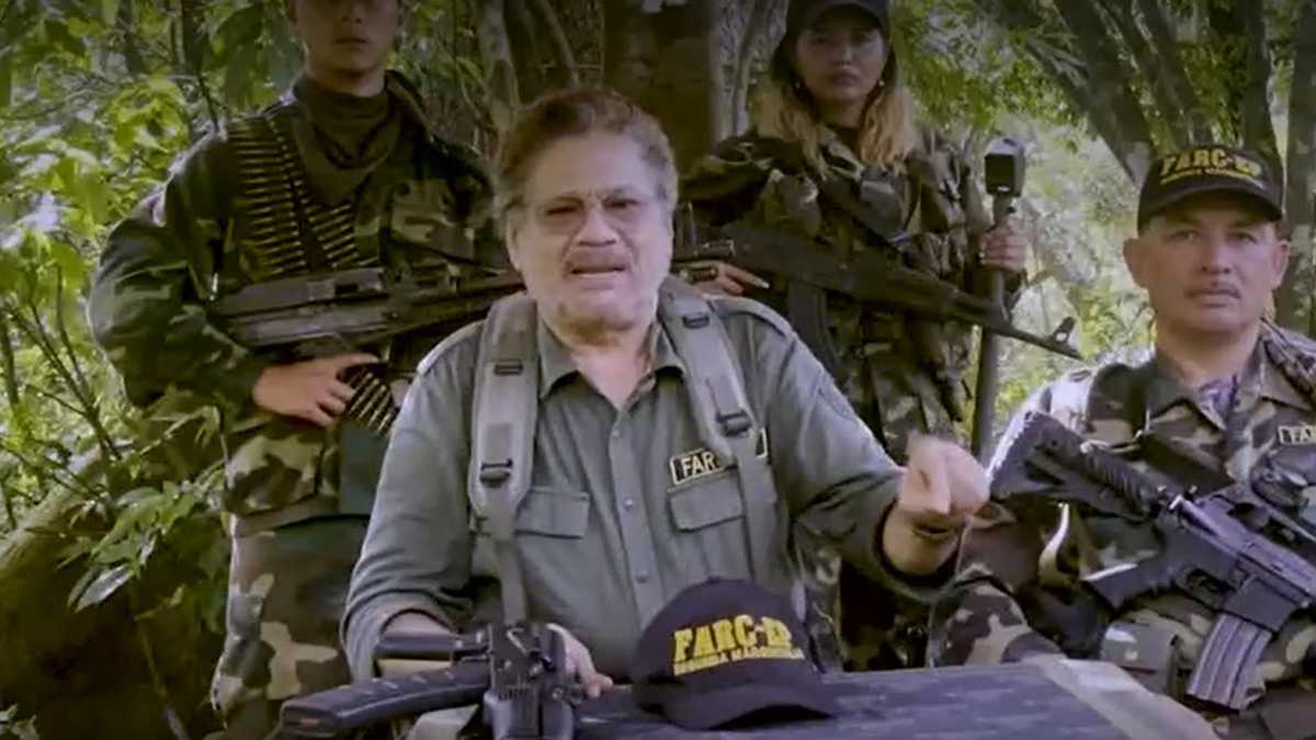 Iván Márquez junto a efectivos de las disidencias de las FARC.