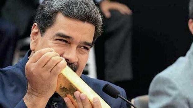 Nicolás Maduro con un lingote de oro venezolano. 