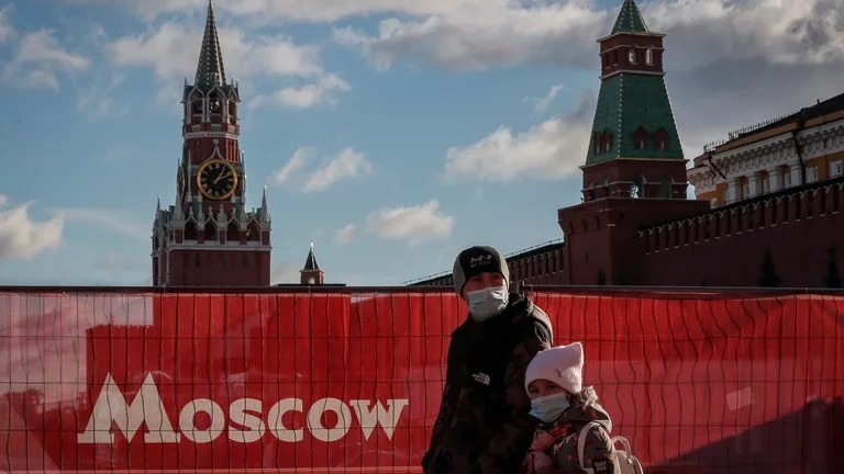 Un padre y su hija con nasobuco en Moscú.