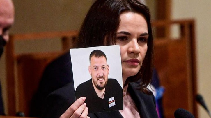 La opositora en el exilio bielurrusa, Svetlana Tijanóvskaya, sujetando una foto de su esposo encarcelado.