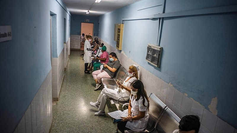 Personal sanitario aguarda para vacunarse en Cuba.