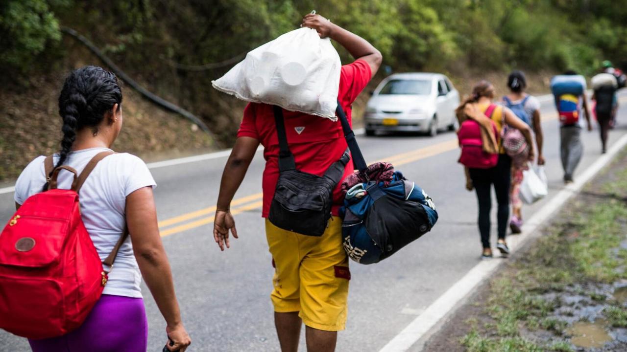 Venezolanos emigrando de su país.
