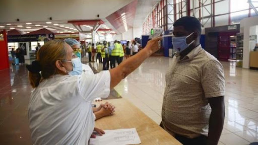 Chequeo sanitario de viajeros en el Aeropuerto Internacional José Martí de La Habana.