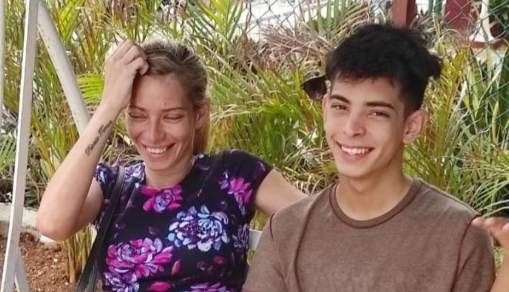 El cubano Brandon David Becerra (d) y su madre.