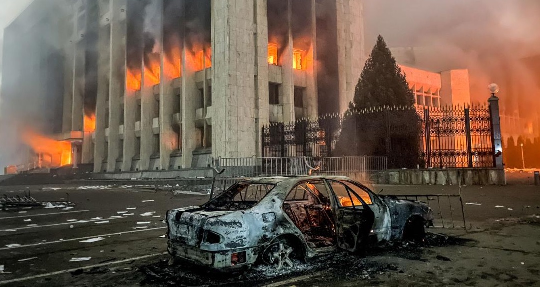 Un coche quemado ante la oficina llamas del alcalde de Almaty, Kazajistán.