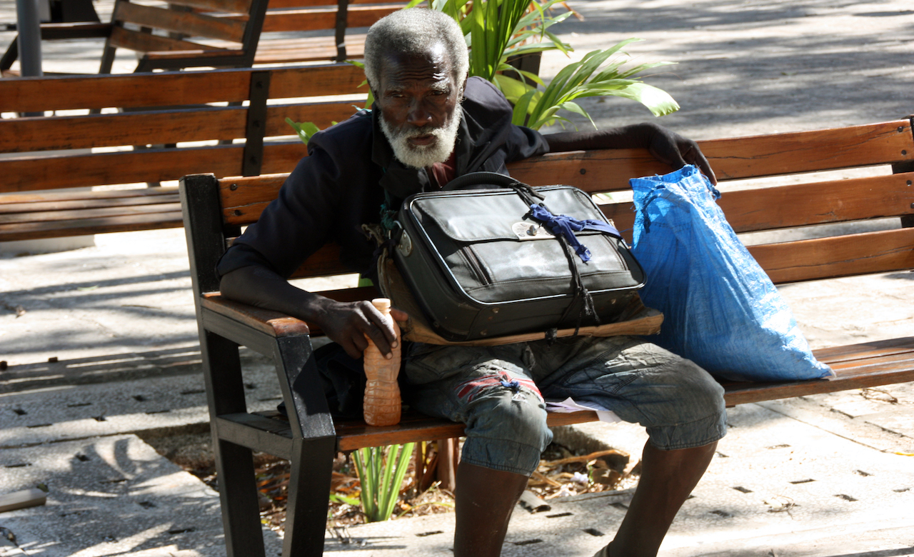 Un anciano sentado en un parque de La Habana.