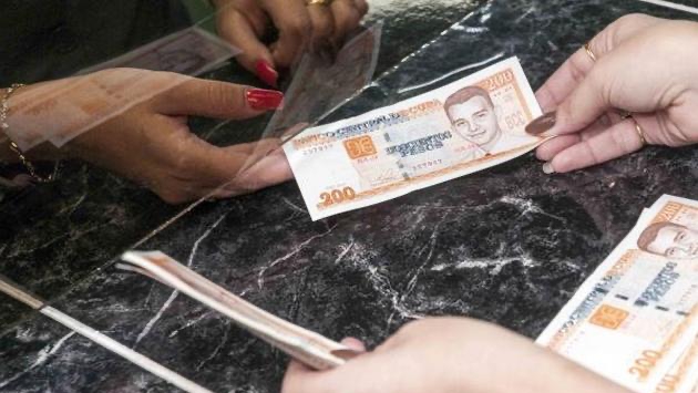 Transacción con billetes de 200 pesos cubanos.