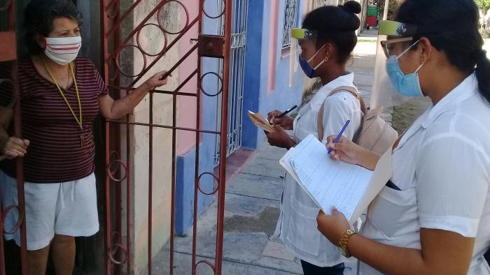 Personal sanitario cubano visita a una mujer en La Habana.