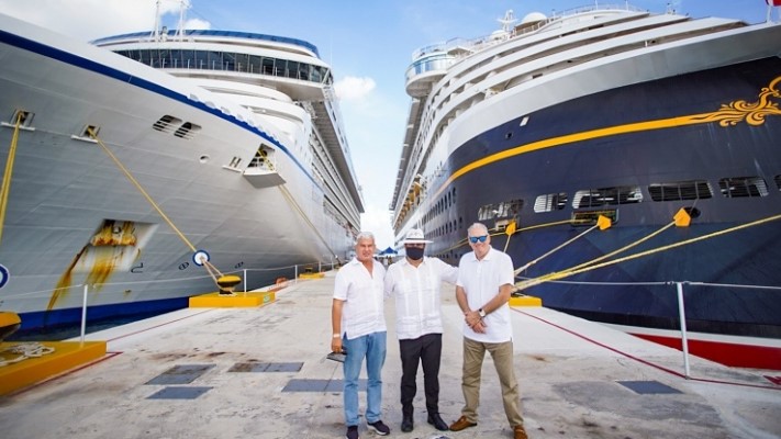 Empresarios de Atlantic International Cruises S.L. en Cozumel.