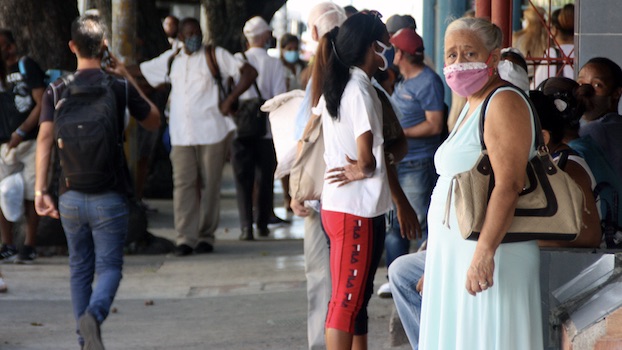 Gente en la calle, La Habana.