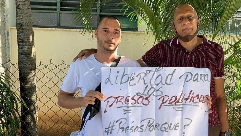El activista cubano Guillermo "Coco" Fariñas con un cartel por la libertad de los presos políticos. 