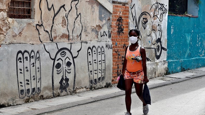 Una joven con nasobuco por una calle de La Habana.