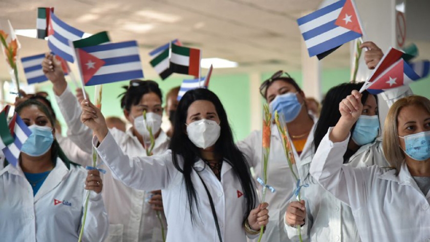 Médicos cubanos regresan de Emiratos Árabes Unidos.