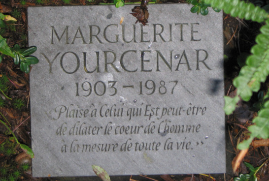 Lápida en la tumba de Marguerite Yourcenar.