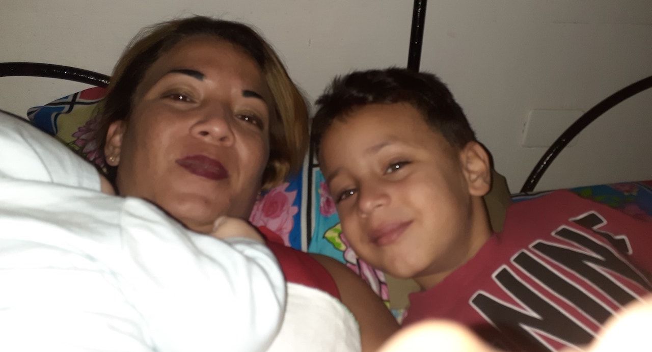 La presa política Yeilis Torres Cruz junto a su hijo de seis años.