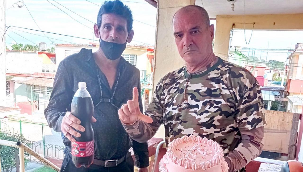 Mario Alberto Hernández Leyva y José Díaz Silva, con una botella de refresco y un cake destinados a presas políticas cubanas.