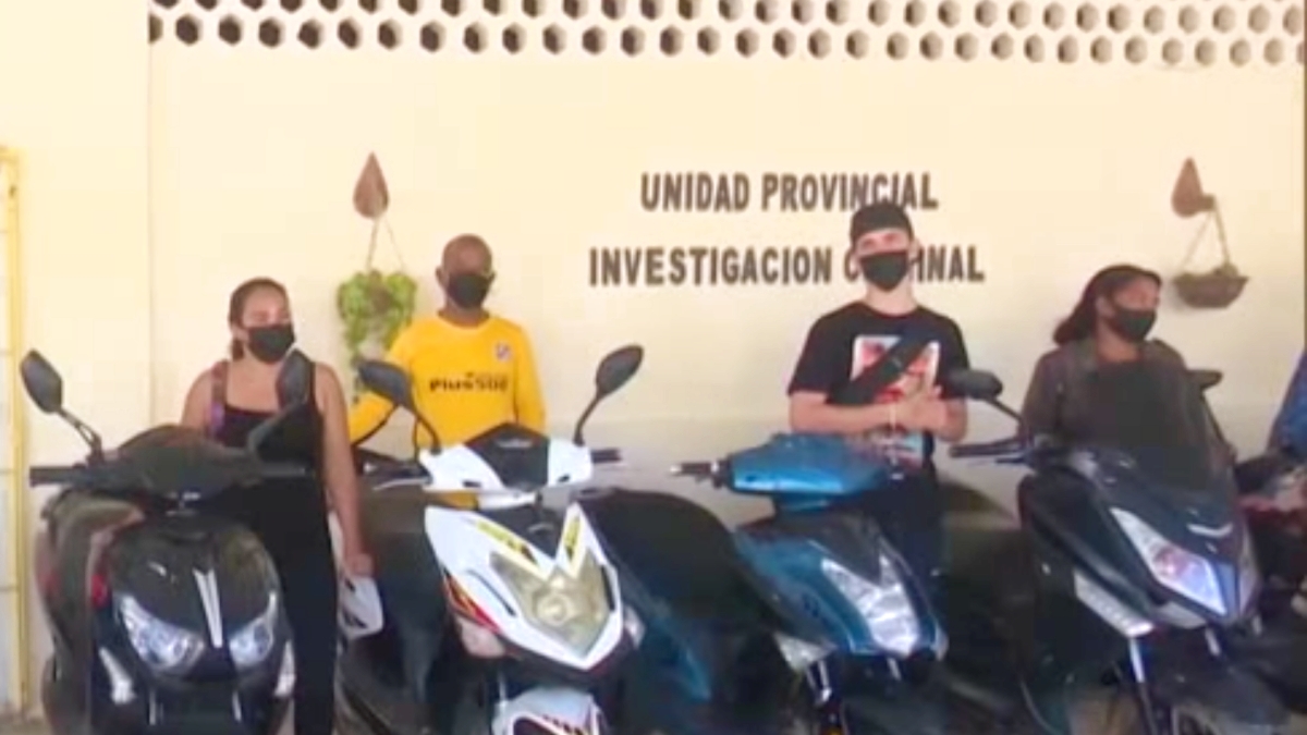 Cubanos con sus motos devueltas en Camagüey.