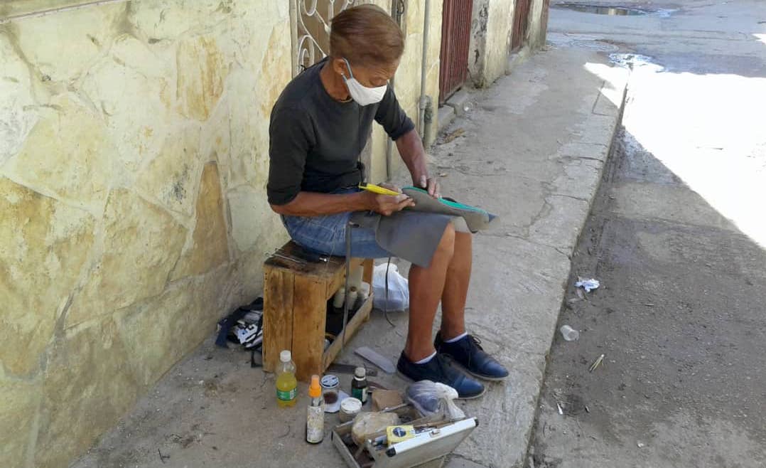 Una 'cuentapropista' trabajando en una calle de La Habana.