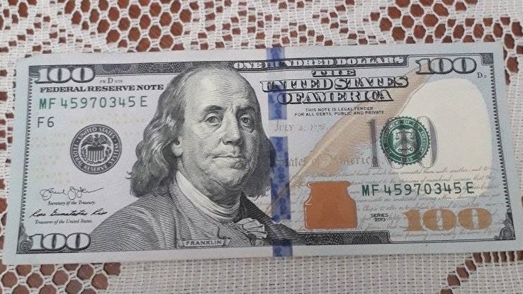 Un billete de 100 dólares.