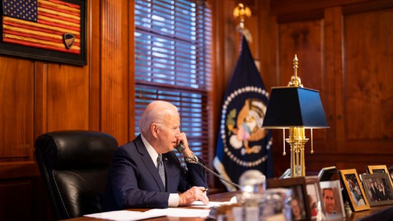 Joe Biden durante su conversación telefónica con Vladimir Putin.