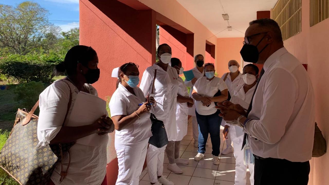El ministro de Salud de Bahamas intercambia con enfermeros cubanos.
