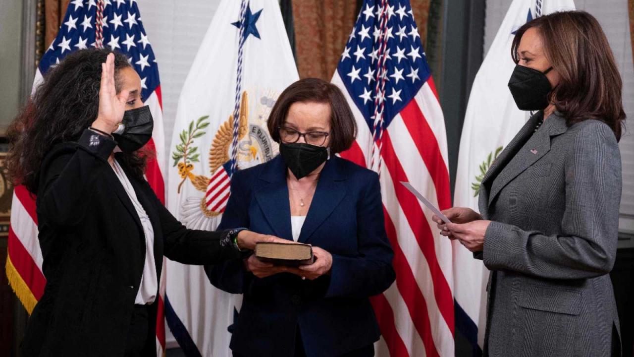 Julissa Reynoso prestando juramento como embajadora de EEUU en España y Andorra ante la vicepresidenta Kamala Harris.