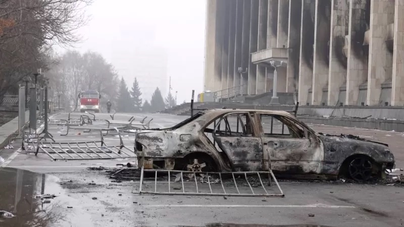 Un auto quemado durante las protestas en Almaty.