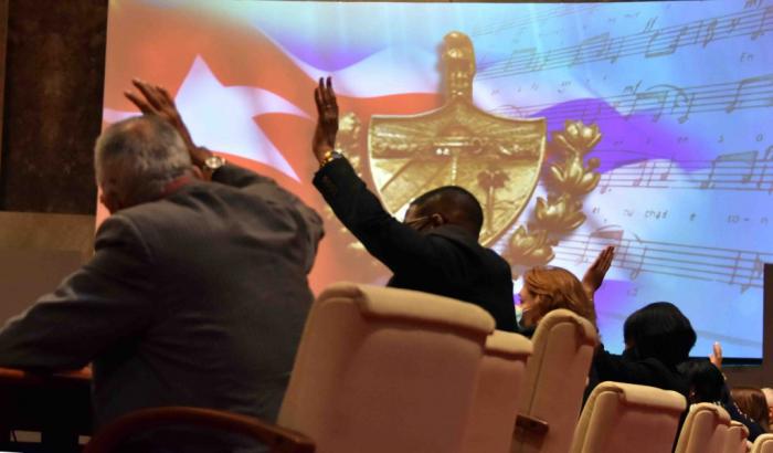 Miembros del Consejo de Estado de Cuba dan su aprobación a nuevos decretos leyes.