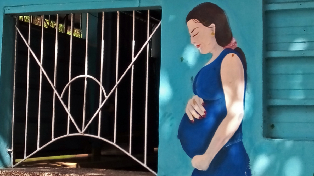 Un graffiti de una mujer embarazada.